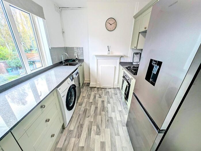 2 Bedroom Flat To Rent In Cricklewood Lane, Childs Hill, London, NW2