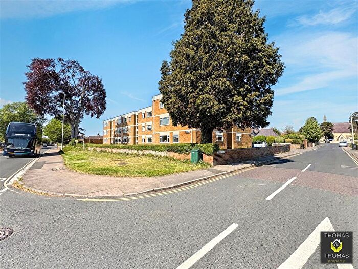2 Bedroom Flat For Sale In Hucclecote Road, Huccelcote, GL3