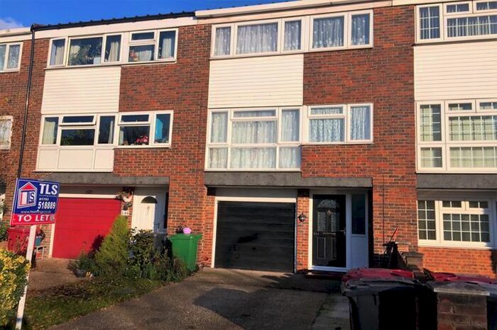4 Bedroom Town House To Rent In Spackmans Way, Slough SL1