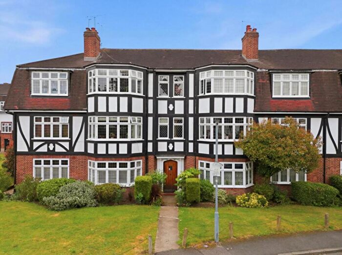 2 Bedroom Flat For Sale In Eagle Court, Hermon Hill, Wanstead, E11