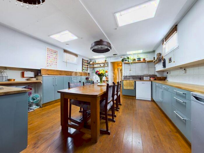 5 Bedroom Property For Sale In Station Road, Cuxton, Rochester, ME2