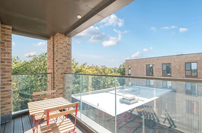 2 Bedroom Flat For Sale In Walton On Thames, Surrey, KT12