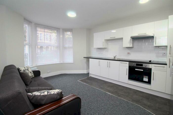 Flat To Rent In Claude Road, Cardiff, CF24