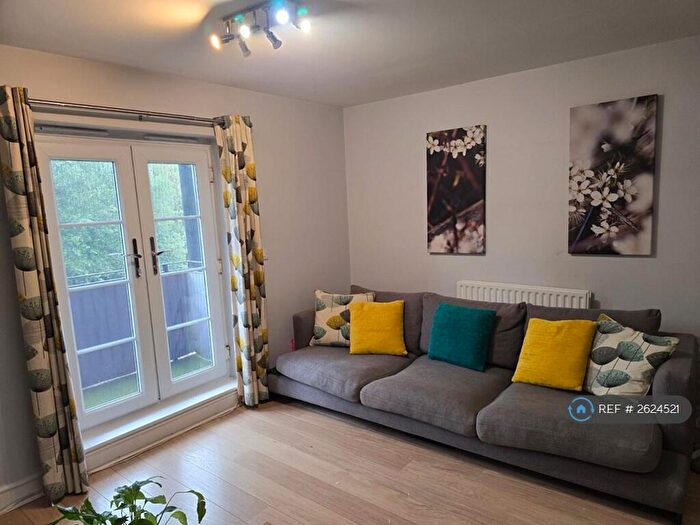 2 Bedroom Flat To Rent In Bourne Place, Chertsey, KT16