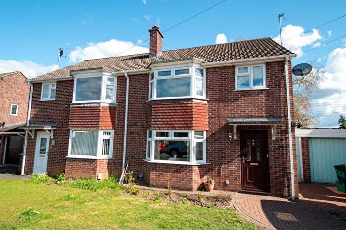 3 Bedroom Semi Detached House For Sale In Highwood Close, Shaw, Shaw, RG14