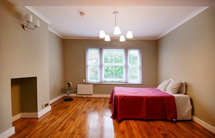 1 Bedroom Flat To Rent In Elsham Road, Kensington Olympia, London, W14