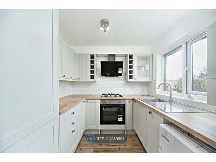 2 Bedroom Maisonette To Rent In Veronica Gardens, London, SW16