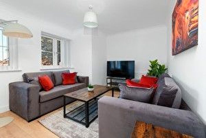 2 Bedroom Flat To Rent In Slough Road, Iver, SL0