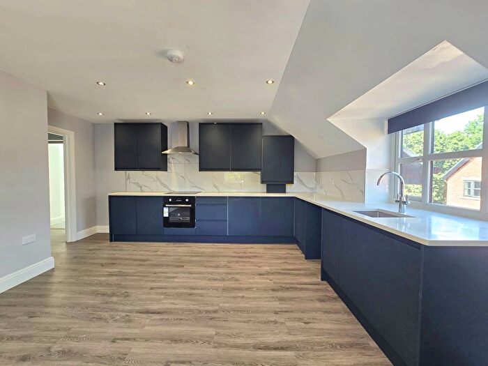 2 Bedroom Flat To Rent In Crescent Drive, Aldershot, GU12