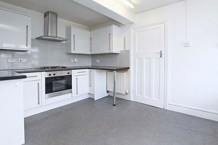 2 Bedroom Flat To Rent In Richmond Road, Richmond, KT2