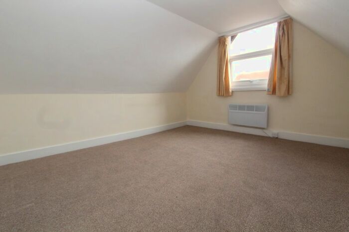 2 Bedroom Flat To Rent In Chapel Street, Petersfield, Hampshire, GU32