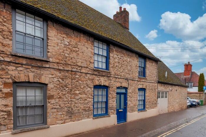 2 Bedroom Cottage To Rent In Hensington Road, Woodstock, OX20