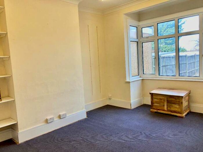 Office Commercial To Rent In Ockendon Road, Upminster, RM14