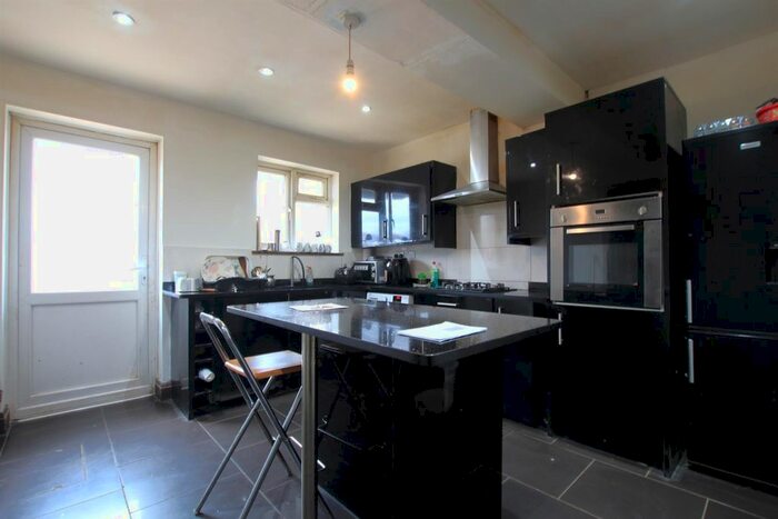 2 Bedroom Flat To Rent In Princes Park Lane, Hayes, UB3