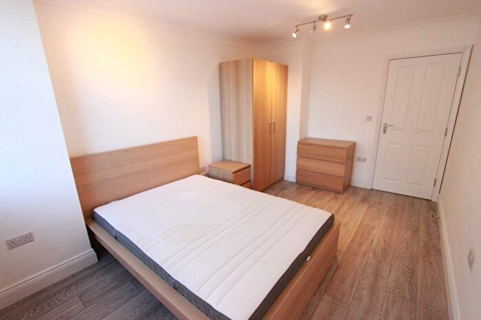 3 Bedroom Flat To Rent In High Road, London, N12