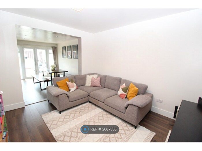 3 Bedroom Terraced House To Rent In Wardown Crescent, Luton, LU2