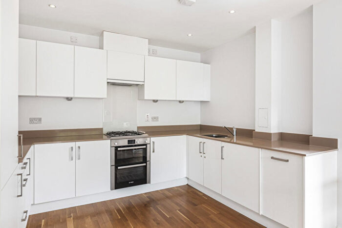 2 Bedroom Apartment To Rent In Trafalgar Gardens, Stepney Green, London, E1