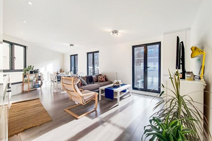 3 Bedroom Flat To Rent In Clarence Street, Kingston Upon Thames, KT1