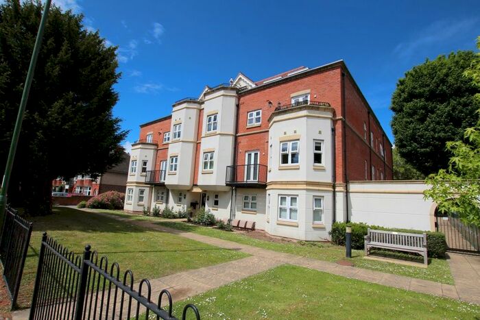 2 Bedroom Flat To Rent In Hurst Road, Horsham, RH12