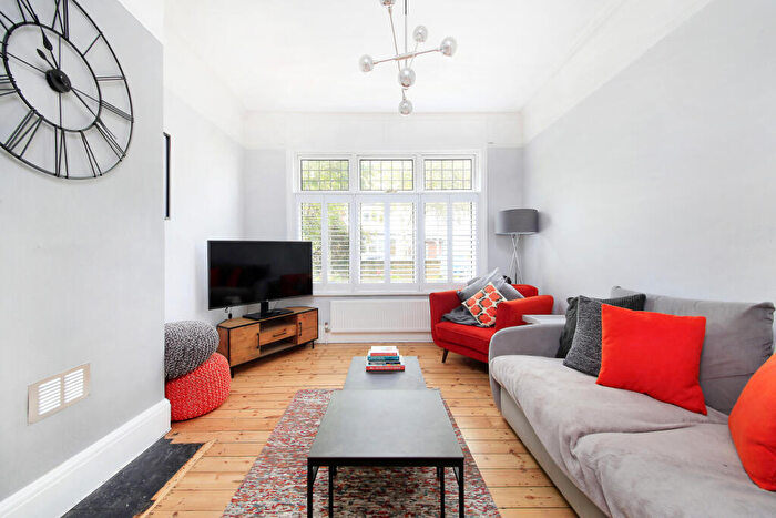 1 Bedroom Flat To Rent In Shalstone Road, East Sheen, SW14