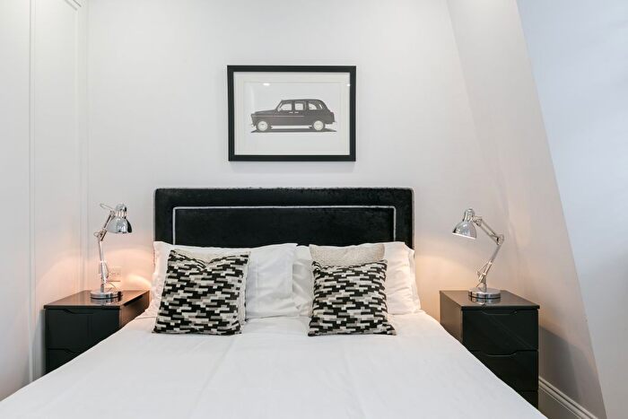 3 Bedroom Flat To Rent In Shaftesbury Avenue, London, W1D