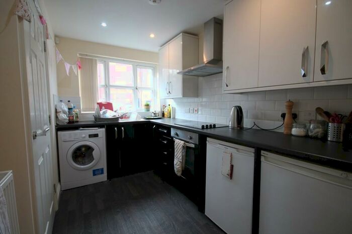 4 Bedroom Town House To Rent In Blue Fox Close, West End, Leicester, LE3