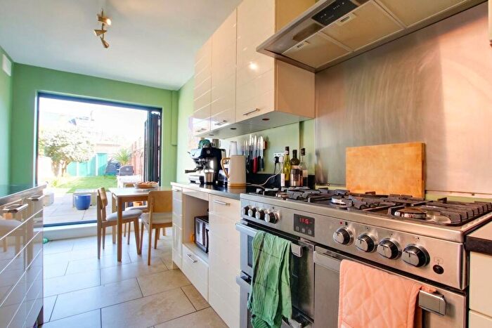 5 Bedroom End Of Terrace House For Sale In Lytham Road, Leicester, LE2