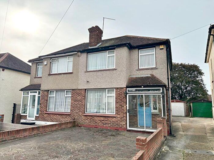 3 Bedroom Semi Detached House For Sale In Welton Road, London, SE18