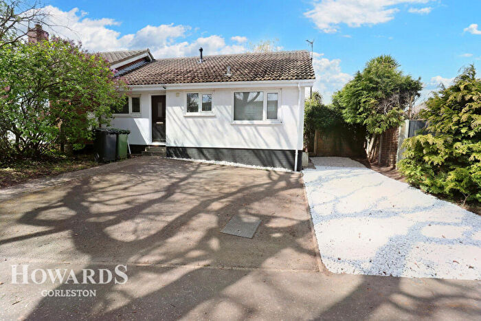 2 Bedroom Semi-Detached Bungalow For Sale In Oak Road, Gorleston, NR31