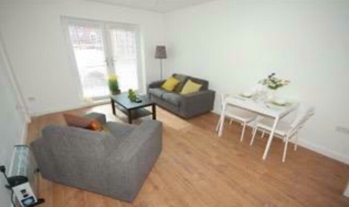2 Bedroom Flat To Rent In Athlone Grove, Leeds, West Yorkshire, LS12