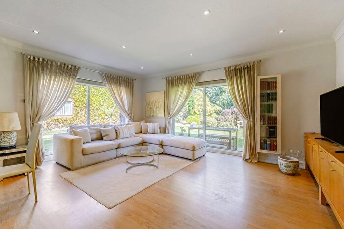 2 Bedroom Flat To Rent In The Callanders, Heathbourne Road, Bushey Heath, Bushey, WD23