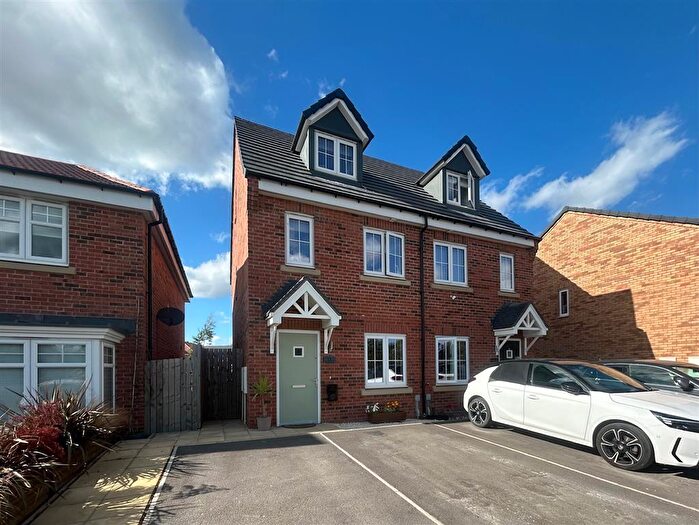 3 Bedroom Semi-Detached House To Rent In Awsworth Place, Bircotes, Doncaster, DN11