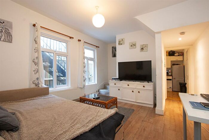 2 Bedroom Property To Rent In Tooting High Street, London, SW17
