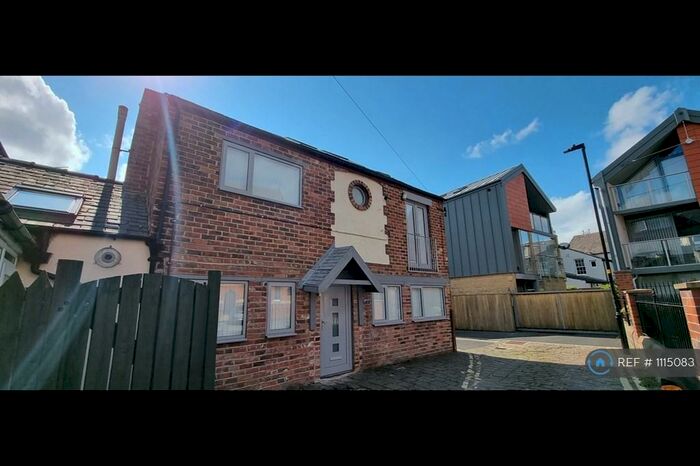 3 Bedroom Detached House To Rent In St Robert's Mews, Harrogate, HG1