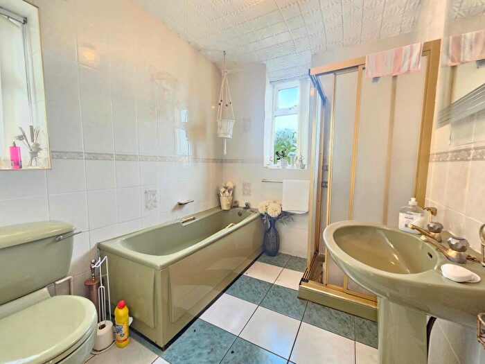 3 Bedroom Semi-Detached House For Sale In Penrhyn Avenue, Alkrington, Manchester, M24
