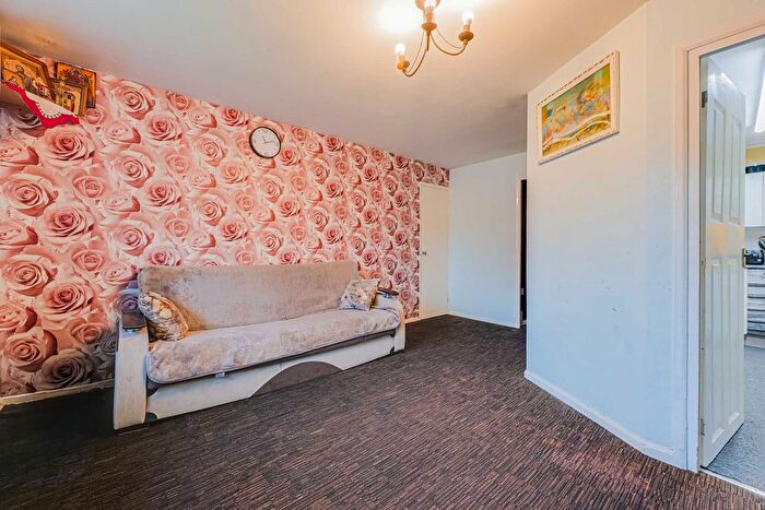 2 Bedroom Flat For Sale In Kent View Road, Basildon, SS16