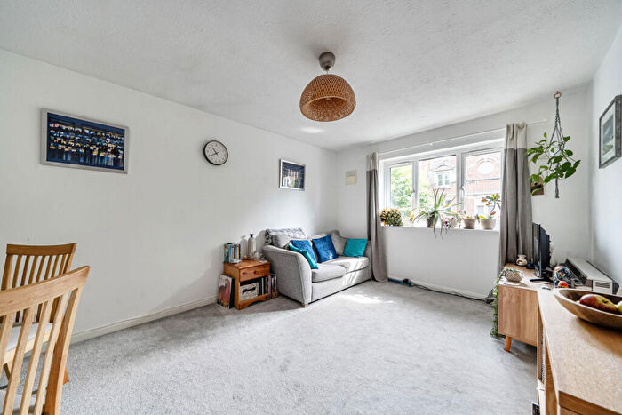 1 Bedroom Flat For Sale In Cottage Grove, Surbiton, KT6