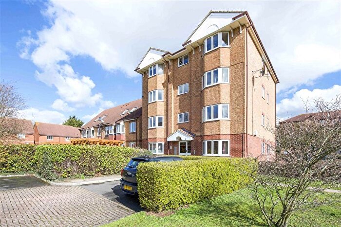 2 Bedroom Flat To Rent In Varsity Drive, Twickenham, TW1
