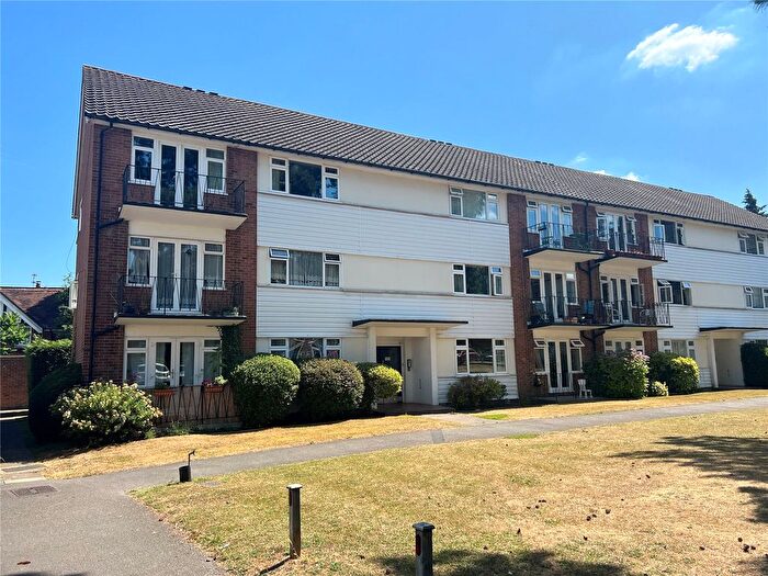 2 Bedroom Flat For Sale In Lindfield Gardens, Guildford, Surrey, GU1