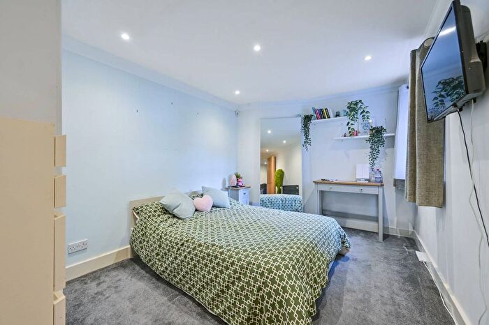 2 Bedroom Flat To Rent In Chelsea Court, Islington, London, N1