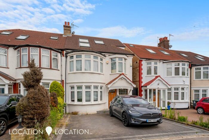 4 Bedroom Semi-Detached House To Rent In Hillfield Park, London N21