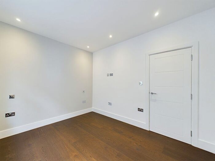 1 Bedroom Flat For Sale In Brondesbury Park, London, NW6
