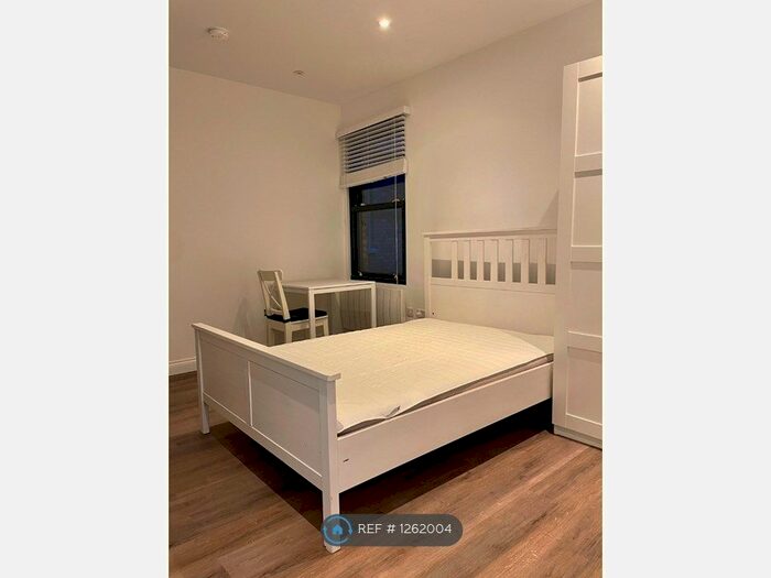 Studio To Rent In Friern Park, London N12