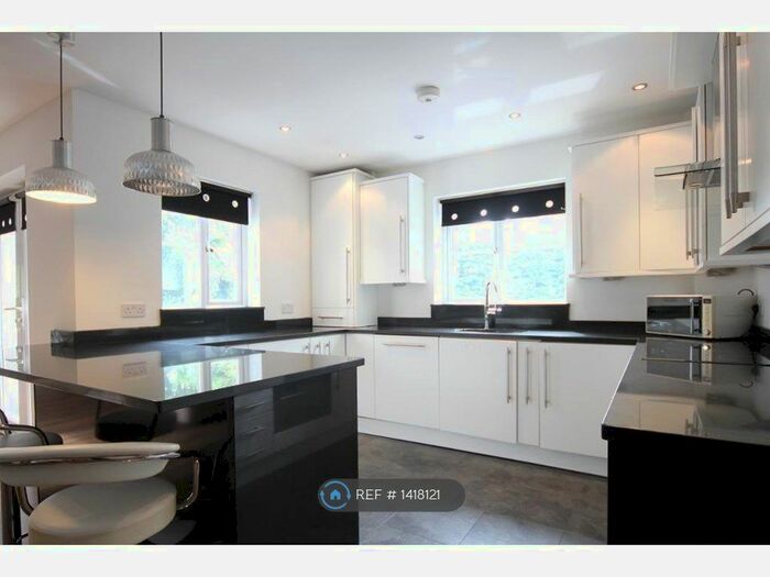 2 Bedroom Flat To Rent In Baddow Croft, Woolton, Liverpool, L25