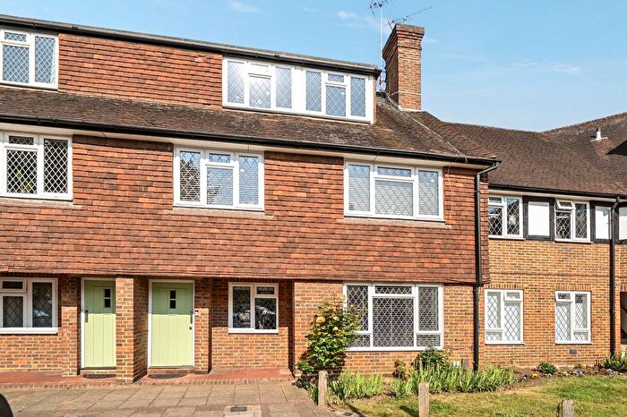 2 Bedroom Flat For Sale In Station Approach, Esher, KT10