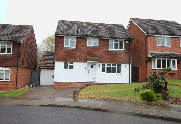 4 Bedroom House To Rent In Dukes Orchard, Bexley, Kent, DA5