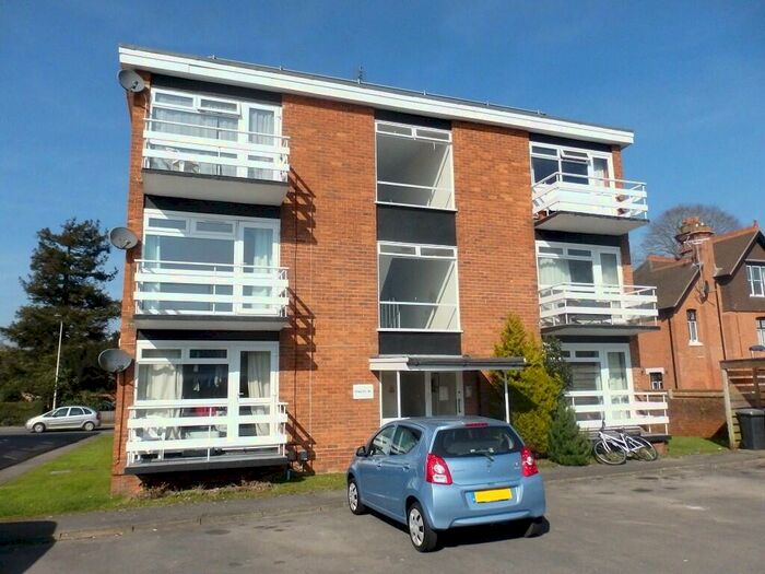 1 Bedroom Flat To Rent In Queens Court, St. Johns Road, Newbury, Berkshire, RG14
