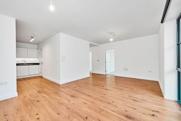 3 Bedroom Flat To Rent In New Road, Dagenham, RM9