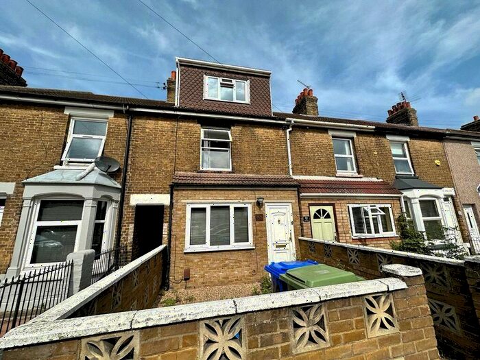 1 Bedroom Terraced House To Rent In Tonge Road, Sittingbourne, Kent, ME10