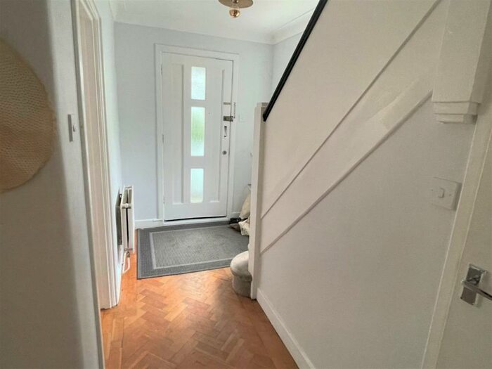 3 Bedroom Semi-Detached House To Rent In Howard Walk, N2